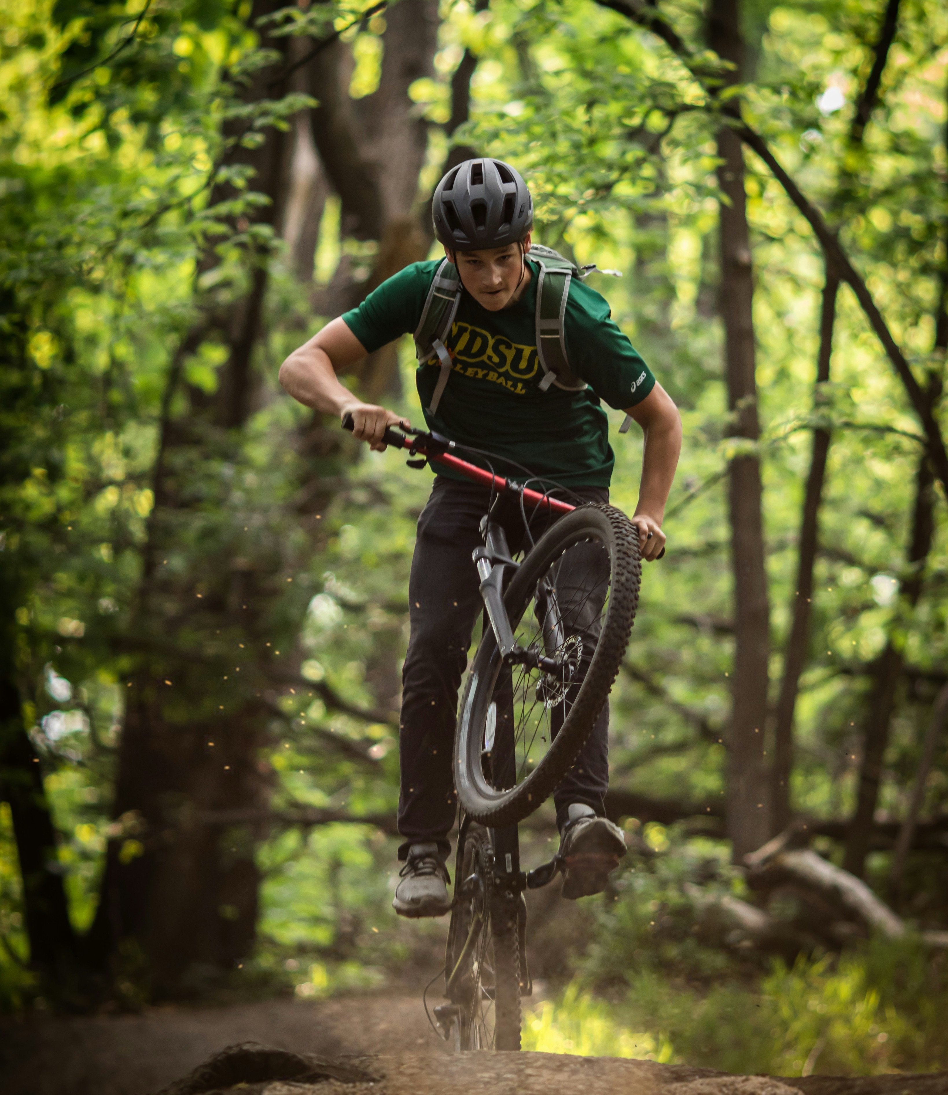 Mountainbiker in het groen